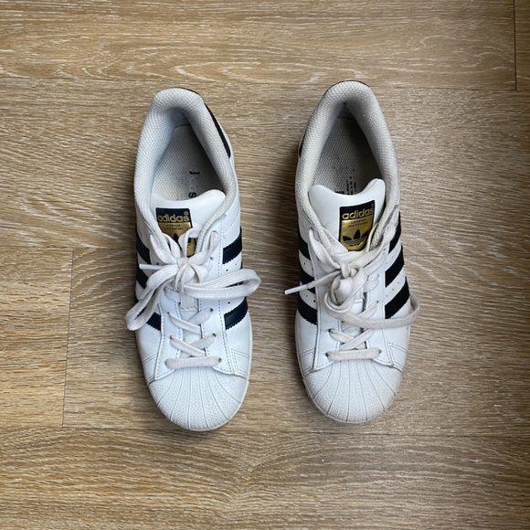 ADIDAS Superstar Sneaker (Women) 7.5 - Picture 5 of 5